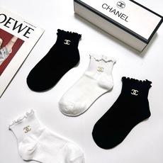 配包装 🌟【一盒4 双】 🌟Chanel 香奈儿 经典字母logo 透气纯棉花边短筒袜 ,ins超火爆红人同款,精美 配包装 🌟【一盒4 双】 🌟Chanel 香奈儿 经典字母logo 透气纯棉花边短筒袜 ,ins超火爆红人同款,精美