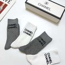 配包装 🌟【一盒4 双】 🌟Chanel 香奈儿 经典字母logo 纯棉中筒袜 ,ins超火爆红人同款,精美 面料,潮 配包装 🌟【一盒4 双】 🌟Chanel 香奈儿 经典字母logo 纯棉中筒袜 ,ins超火爆红人同款,精美 面料,潮