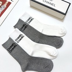配包装 🌟【一盒4 双】 🌟Chanel 香奈儿 经典字母logo 纯棉中筒袜 ,ins超火爆红人同款,精美 面料,潮 配包装 🌟【一盒4 双】 🌟Chanel 香奈儿 经典字母logo 纯棉中筒袜 ,ins超火爆红人同款,精美 面料,潮