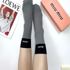配包装 🌟【一盒2双】 🌟miumiu 缪缪 经典字母logo中筒袜 🌟好看到爆炸 欧美大牌天鹅绒小腿袜 。🌟潮人必不能 配包装 🌟【一盒2双】 🌟miumiu 缪缪 经典字母logo中筒袜 🌟好看到爆炸 欧美大牌天鹅绒小腿袜 。🌟潮人必不能