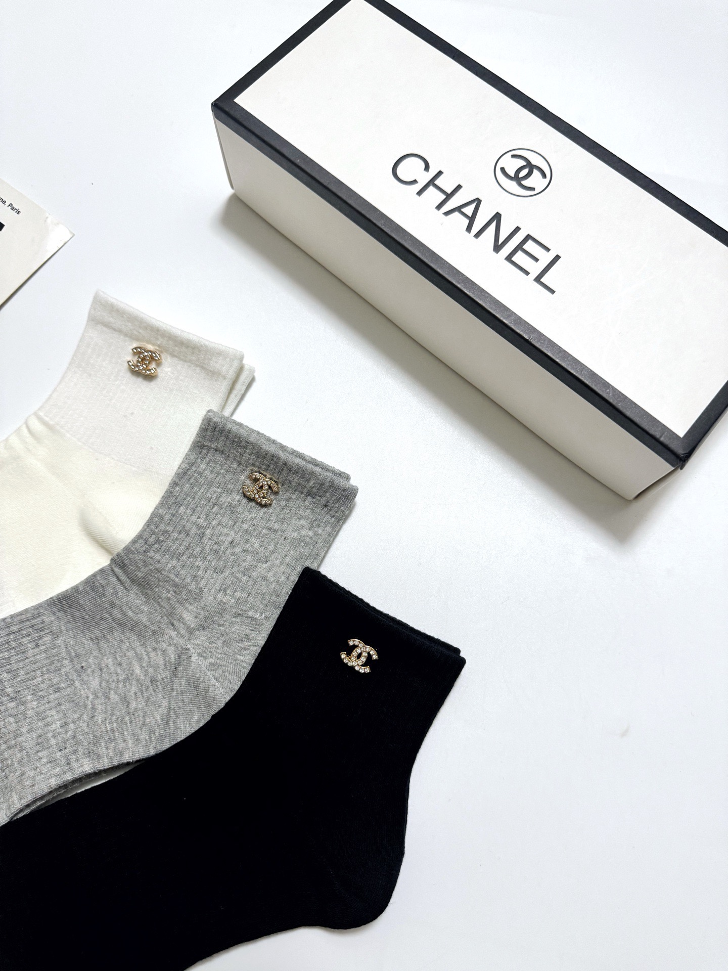 配包装 🌟【一盒3双】 🌟Chanel 香奈儿 经典字母logo 透气纯棉短筒袜 ,ins超火爆红人同款,精美 面料, 配包装 🌟【一盒3双】 🌟Chanel 香奈儿 经典字母logo 透气纯棉短筒袜 ,ins超火爆红人同款,精美 面料,