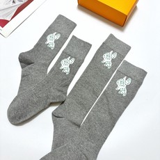 配包装 🌟【一盒2双】 🌟LV 路易威登 经典竖纹字母logo 纯棉中筒袜 经典纯色 🌟ins爆款!专柜在售ing 🌟原 配包装 🌟【一盒2双】 🌟LV 路易威登 经典竖纹字母logo 纯棉中筒袜 经典纯色 🌟ins爆款!专柜在售ing 🌟原
