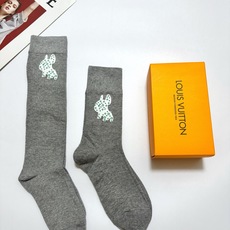 配包装 🌟【一盒2双】 🌟LV 路易威登 经典竖纹字母logo 纯棉中筒袜 经典纯色 🌟ins爆款!专柜在售ing 🌟原 配包装 🌟【一盒2双】 🌟LV 路易威登 经典竖纹字母logo 纯棉中筒袜 经典纯色 🌟ins爆款!专柜在售ing 🌟原