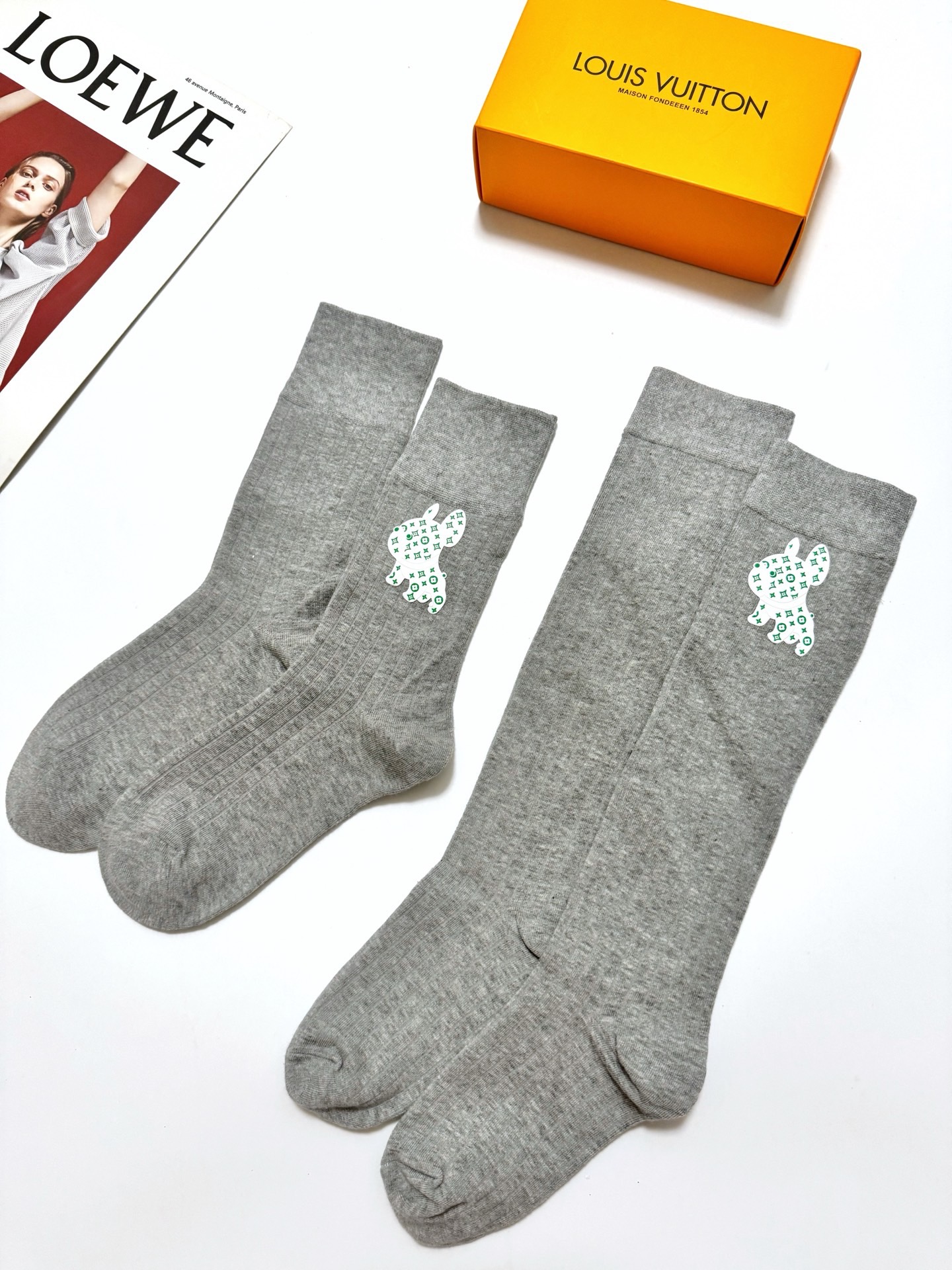 配包装 🌟【一盒2双】 🌟LV 路易威登 经典竖纹字母logo 纯棉中筒袜 经典纯色 🌟ins爆款!专柜在售ing 🌟原 配包装 🌟【一盒2双】 🌟LV 路易威登 经典竖纹字母logo 纯棉中筒袜 经典纯色 🌟ins爆款!专柜在售ing 🌟原