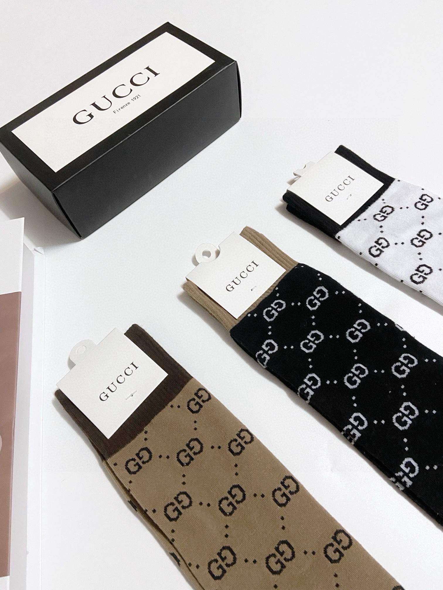 配包装 🌟【一盒3 双】 🌟Gucci  古奇 爆款双G字母 长筒袜 小腿袜 。专柜同步发售ing ，巨多明星红人同款！