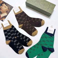 配包装 🌟【一盒3双】 🌟Gucci 古琦 经典字母 logo 纯棉 中筒袜 !超级软糯亲肤! 🌟ins爆款!专柜在售 配包装 🌟【一盒3双】 🌟Gucci 古琦 经典字母 logo 纯棉 中筒袜 !超级软糯亲肤! 🌟ins爆款!专柜在售