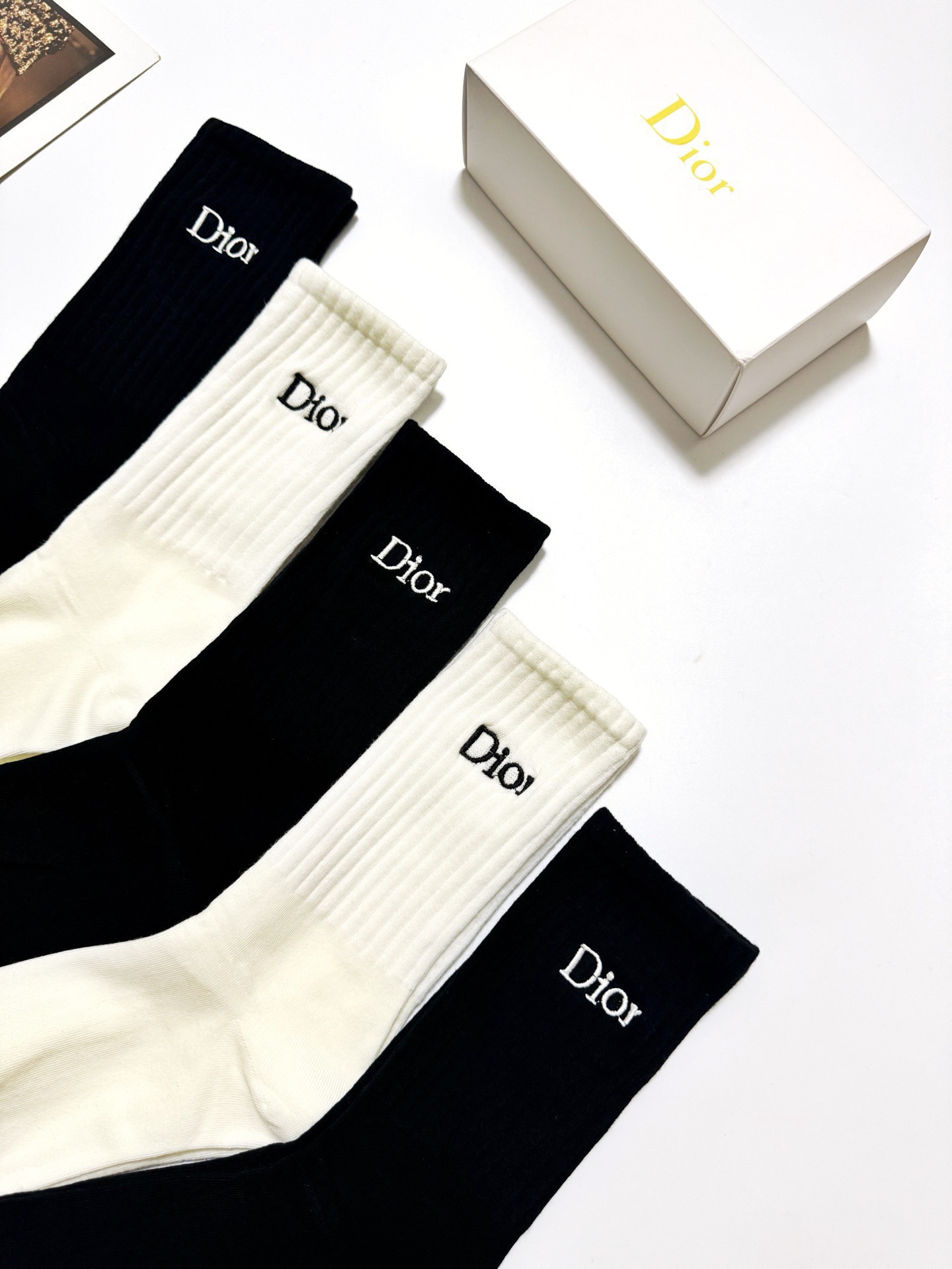 配包装 🌟【一盒5 双】  🌟Dior 迪奥 经典刺绣字母logo 纯棉中筒袜   ，ins超火爆小腿袜，纯棉面料，潮人