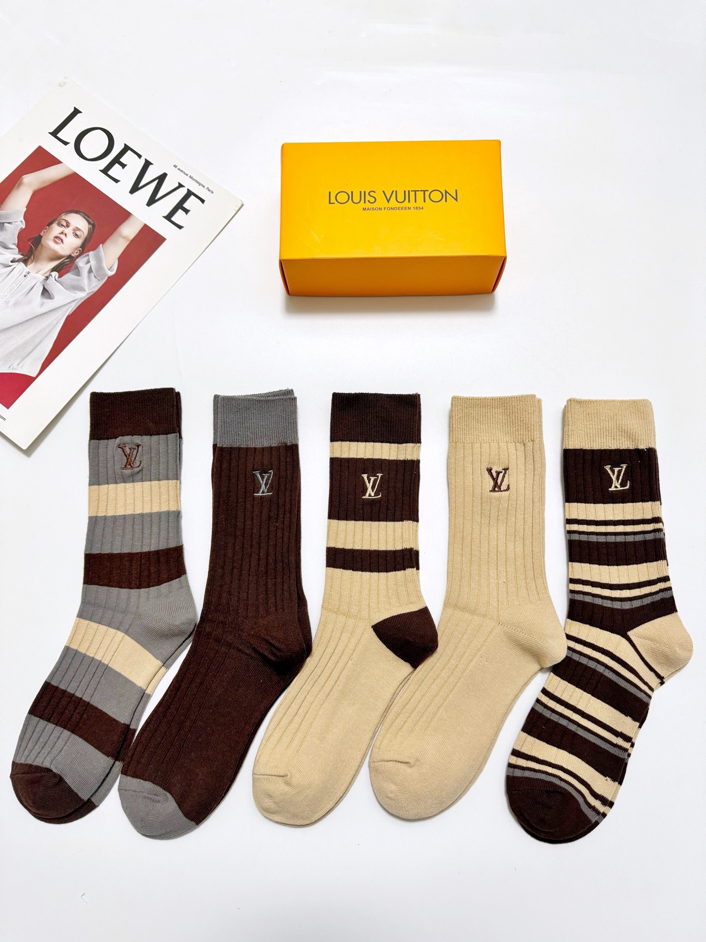 配包装 🌟【一盒5 双】  🌟 LV 路易威登 经典刺绣字母logo 纯棉中筒袜   ，ins超火爆小腿袜，纯棉面料，潮