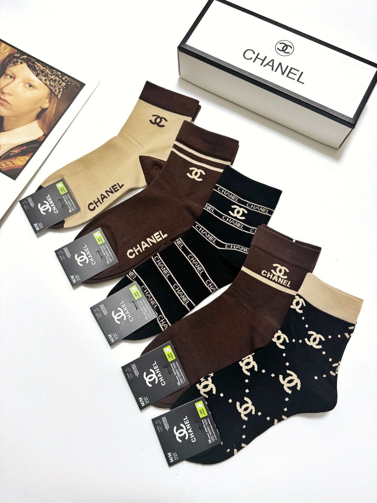 配包装 🌟【一盒5 双】  🌟Chanel 香奈儿 经典字母logo ins超火爆中筒袜，纯棉面料，潮人必备 ，经典配色