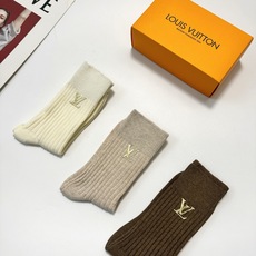 配包装 🌟【一盒3 双】 🌟LV 路易威登 经典字母logo 纯棉中筒袜 小腿袜 🌟ins爆款!专柜在售ing 🌟好看 配包装 🌟【一盒3 双】 🌟LV 路易威登 经典字母logo 纯棉中筒袜 小腿袜 🌟ins爆款!专柜在售ing 🌟好看
