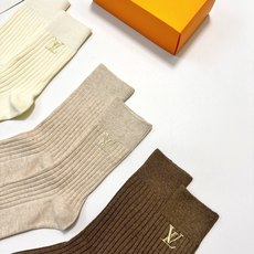 配包装 🌟【一盒3 双】 🌟LV 路易威登 经典字母logo 纯棉中筒袜 小腿袜 🌟ins爆款!专柜在售ing 🌟好看 配包装 🌟【一盒3 双】 🌟LV 路易威登 经典字母logo 纯棉中筒袜 小腿袜 🌟ins爆款!专柜在售ing 🌟好看