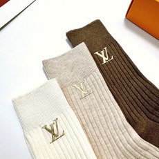 配包装 🌟【一盒3 双】 🌟LV 路易威登 经典字母logo 纯棉中筒袜 小腿袜 🌟ins爆款!专柜在售ing 🌟好看 配包装 🌟【一盒3 双】 🌟LV 路易威登 经典字母logo 纯棉中筒袜 小腿袜 🌟ins爆款!专柜在售ing 🌟好看