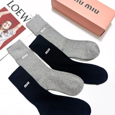 配包装 🌟【一盒4 双】 🌟缪缪 miumiu 经典字母logo 纯棉中筒袜 ,ins超火爆短袜,纯棉面料,潮人必 配包装 🌟【一盒4 双】 🌟缪缪 miumiu 经典字母logo 纯棉中筒袜 ,ins超火爆短袜,纯棉面料,潮人必