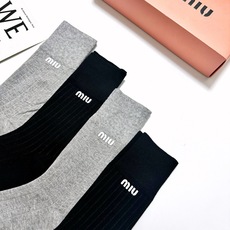 配包装 🌟【一盒4 双】 🌟缪缪 miumiu 经典字母logo 纯棉中筒袜 ,ins超火爆短袜,纯棉面料,潮人必 配包装 🌟【一盒4 双】 🌟缪缪 miumiu 经典字母logo 纯棉中筒袜 ,ins超火爆短袜,纯棉面料,潮人必