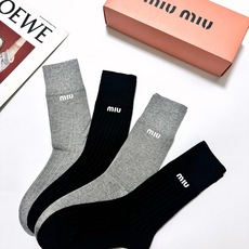 配包装 🌟【一盒4 双】 🌟缪缪 miumiu 经典字母logo 纯棉中筒袜 ,ins超火爆短袜,纯棉面料,潮人必 配包装 🌟【一盒4 双】 🌟缪缪 miumiu 经典字母logo 纯棉中筒袜 ,ins超火爆短袜,纯棉面料,潮人必