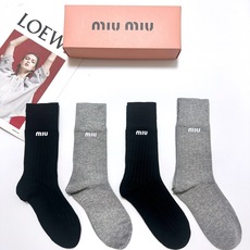 配包装 🌟【一盒4 双】 🌟缪缪 miumiu 经典字母logo 纯棉中筒袜 ,ins超火爆短袜,纯棉面料,潮人必 配包装 🌟【一盒4 双】 🌟缪缪 miumiu 经典字母logo 纯棉中筒袜 ,ins超火爆短袜,纯棉面料,潮人必