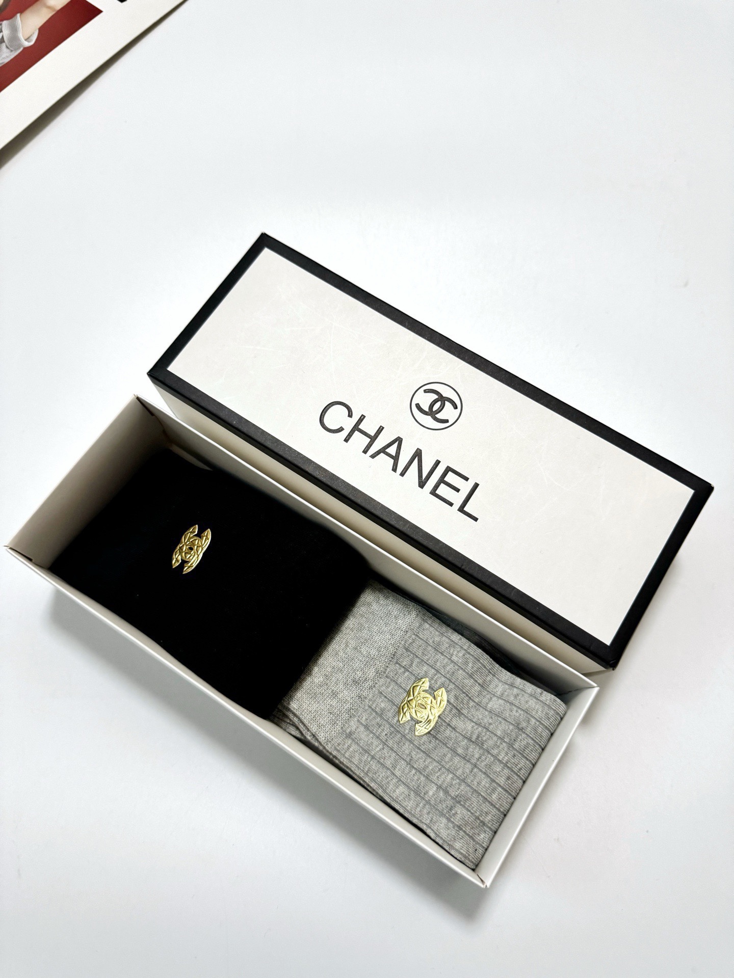 配包装 🌟【一盒2 双】 🌟Chanel 香奈儿 经典双C字母logo纯棉长筒袜 小腿袜 🌟ins爆款!专柜在售ing 配包装 🌟【一盒2 双】 🌟Chanel 香奈儿 经典双C字母logo纯棉长筒袜 小腿袜 🌟ins爆款!专柜在售ing