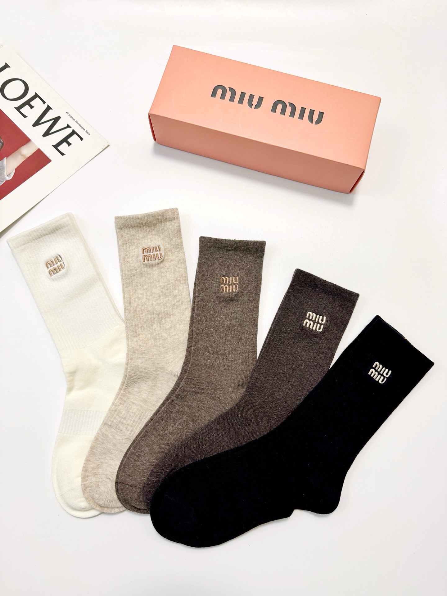 配包装 🌟【一盒5 双】  🌟缪缪 miumiu 经典刺绣字母logo 混纺中筒袜   ，软糯亲肤，ins超火爆配色 ，