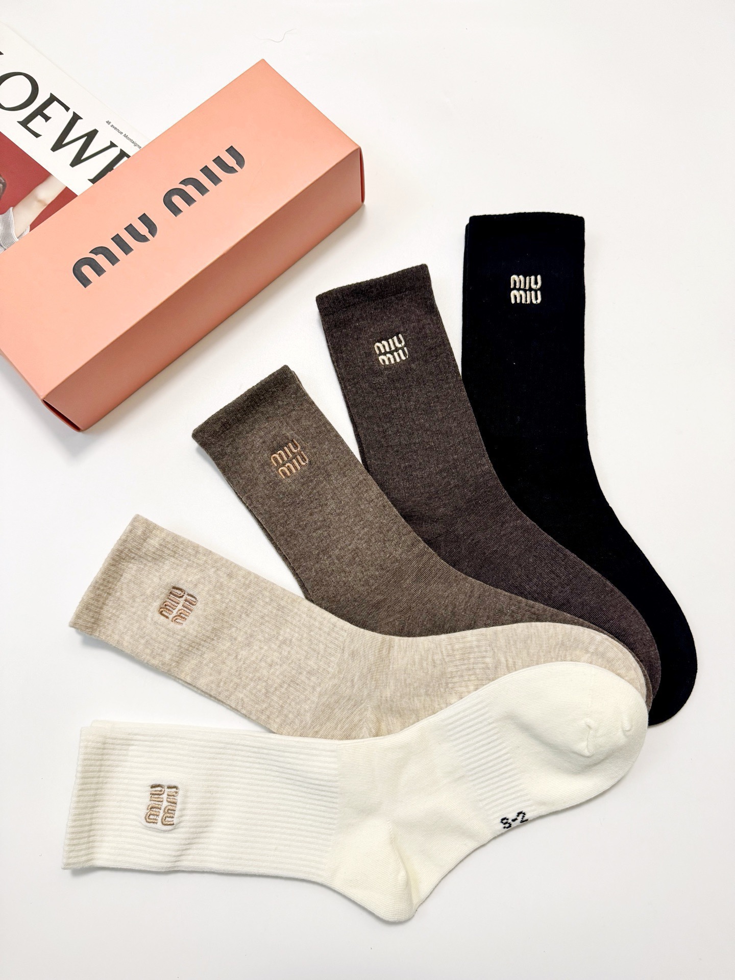 配包装 🌟【一盒5 双】  🌟缪缪 miumiu 经典刺绣字母logo 混纺中筒袜   ，软糯亲肤，ins超火爆配色 ，