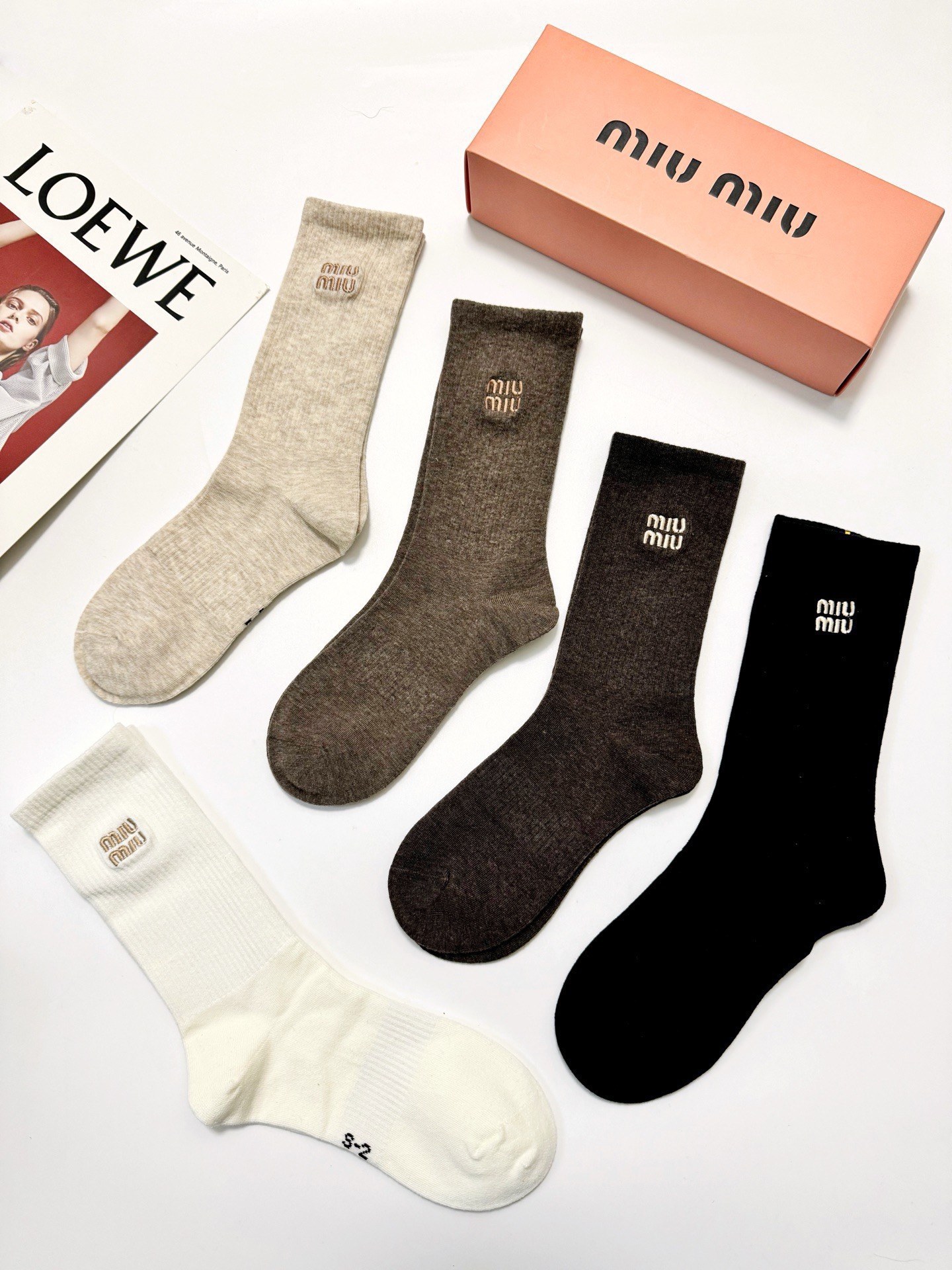 配包装 🌟【一盒5 双】  🌟缪缪 miumiu 经典刺绣字母logo 混纺中筒袜   ，软糯亲肤，ins超火爆配色 ，