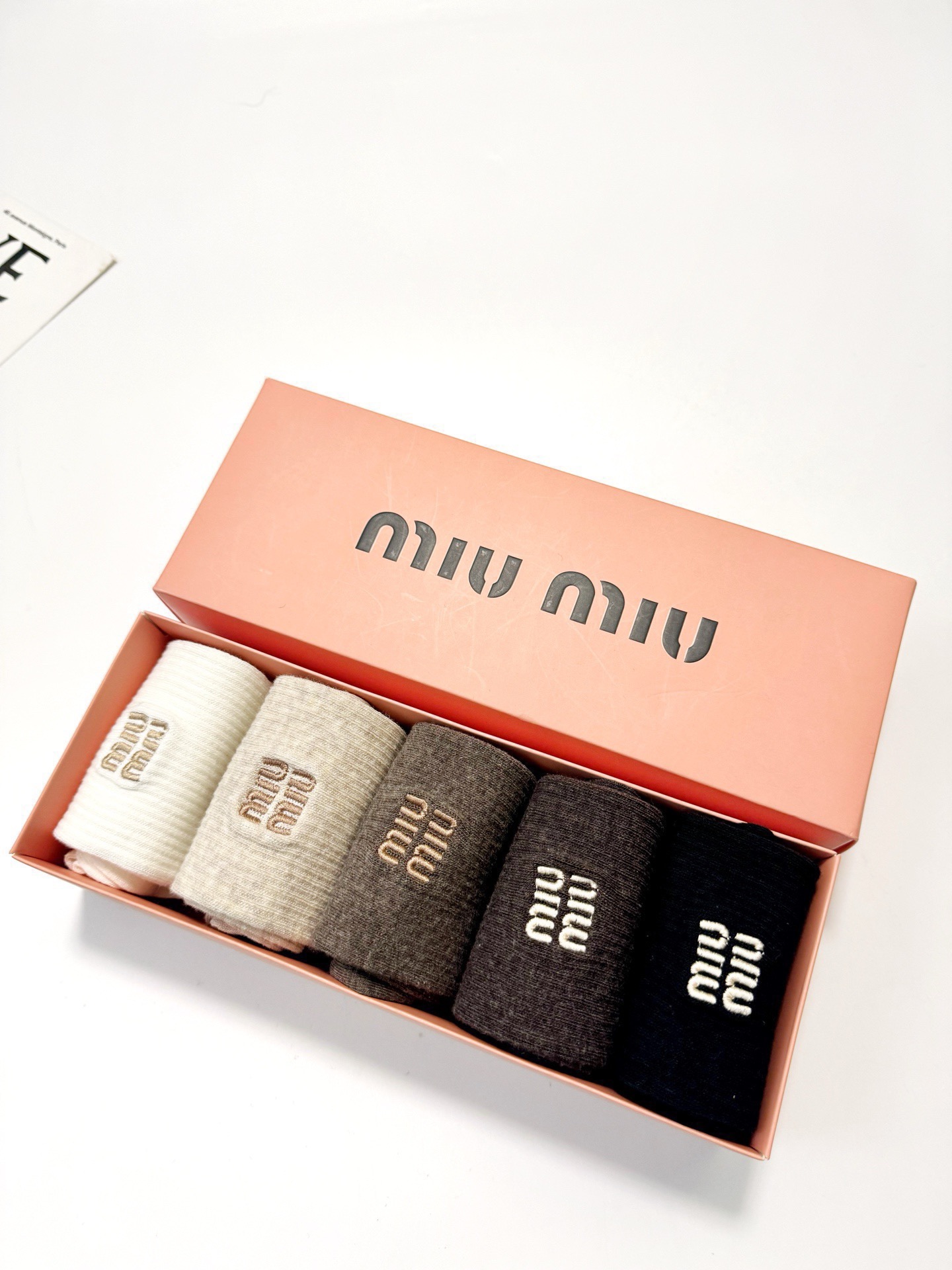 配包装 🌟【一盒5 双】  🌟缪缪 miumiu 经典刺绣字母logo 混纺中筒袜   ，软糯亲肤，ins超火爆配色 ，