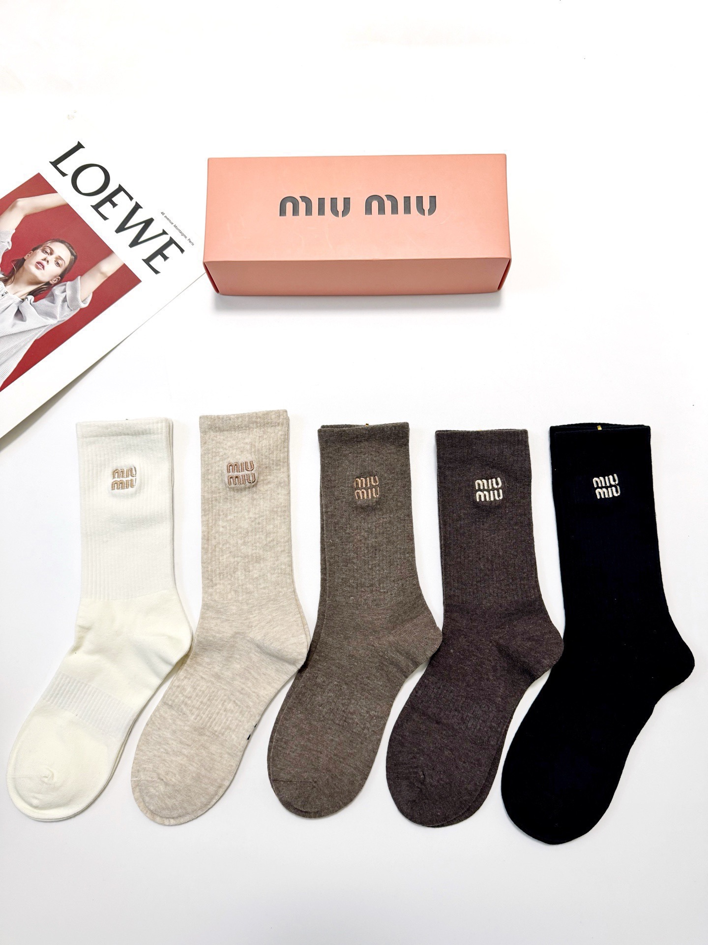 配包装 🌟【一盒5 双】  🌟缪缪 miumiu 经典刺绣字母logo 混纺中筒袜   ，软糯亲肤，ins超火爆配色 ，