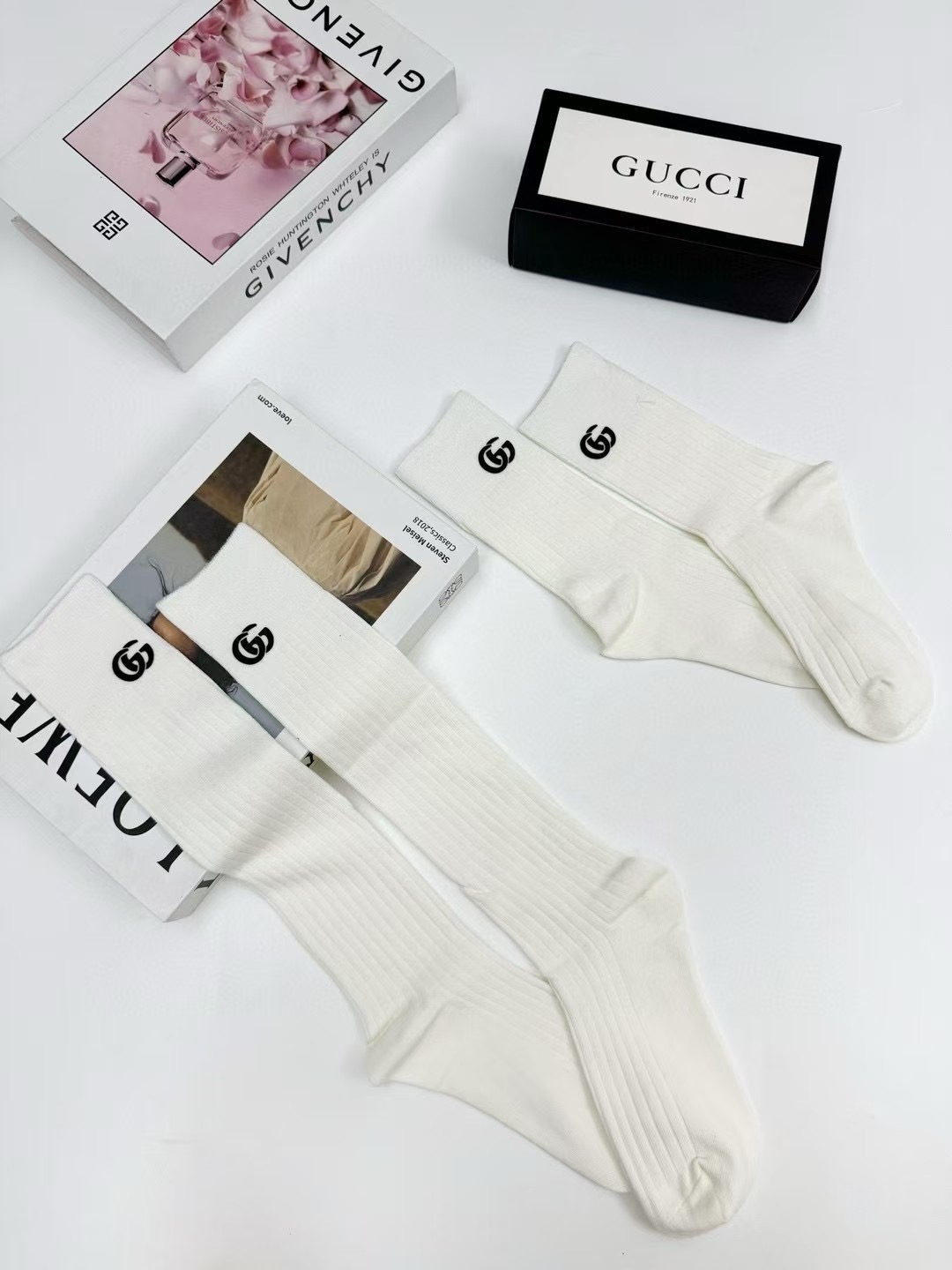 配包装 🌟【一盒2双】 🌟Gucci 古琦 经典字母logo ins超火爆小腿袜中筒袜,纯棉面料,潮人必备 ,经典个性 配包装 🌟【一盒2双】 🌟Gucci 古琦 经典字母logo ins超火爆小腿袜中筒袜,纯棉面料,潮人必备 ,经典个性
