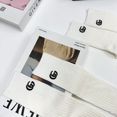 配包装 🌟【一盒2双】 🌟Gucci 古琦 经典字母logo ins超火爆小腿袜中筒袜,纯棉面料,潮人必备 ,经典个性 配包装 🌟【一盒2双】 🌟Gucci 古琦 经典字母logo ins超火爆小腿袜中筒袜,纯棉面料,潮人必备 ,经典个性