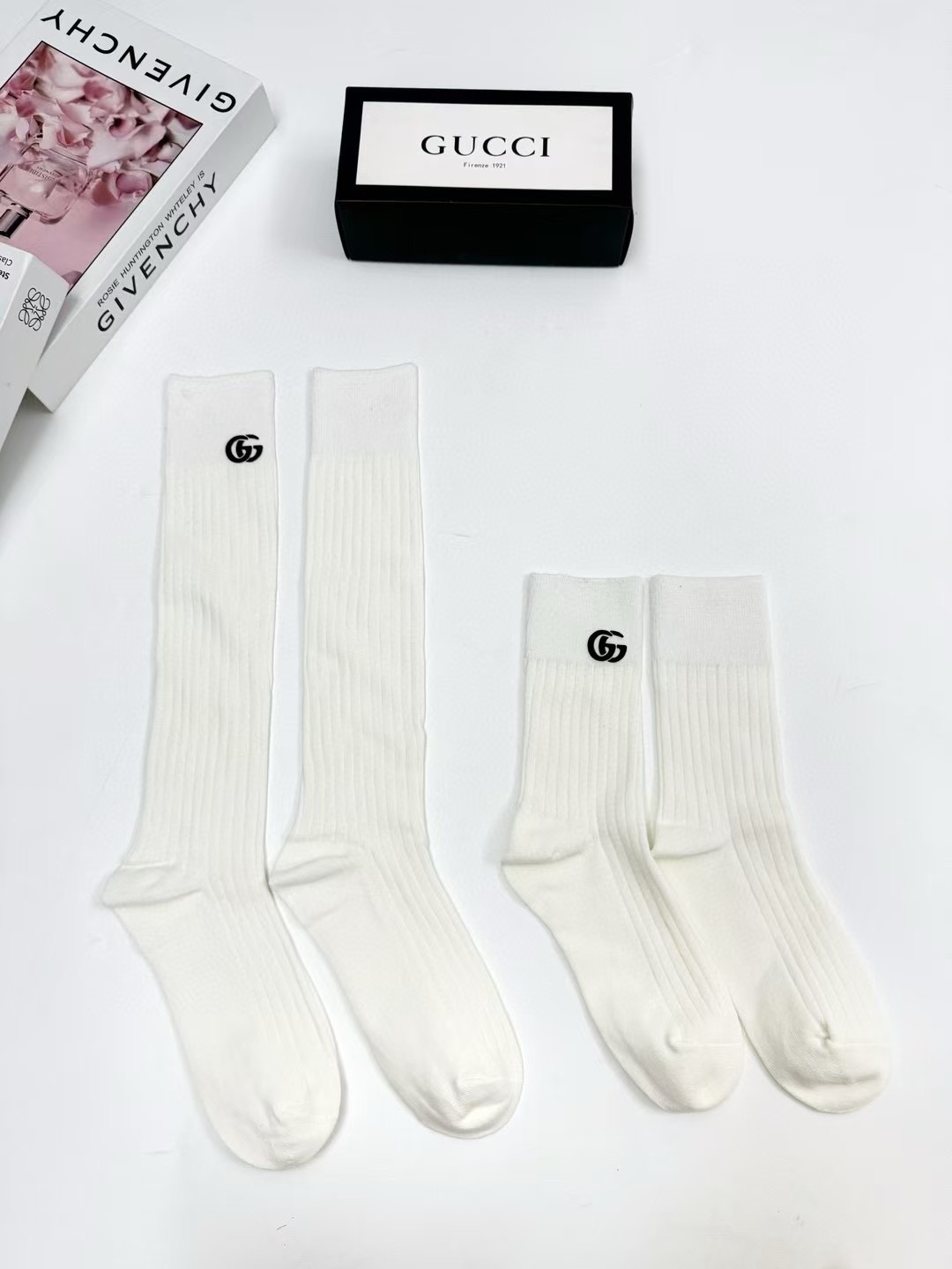 配包装 🌟【一盒2双】 🌟Gucci 古琦 经典字母logo ins超火爆小腿袜中筒袜,纯棉面料,潮人必备 ,经典个性 配包装 🌟【一盒2双】 🌟Gucci 古琦 经典字母logo ins超火爆小腿袜中筒袜,纯棉面料,潮人必备 ,经典个性