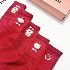 配包装 🌟【一盒5双】 🌟 缪缪 miumiu 爆款经典字母 羊绒中筒袜 年袜 。羊绒混纺 材质,超完美结合,款式经典, 配包装 🌟【一盒5双】 🌟 缪缪 miumiu 爆款经典字母 羊绒中筒袜 年袜 。羊绒混纺 材质,超完美结合,款式经典,
