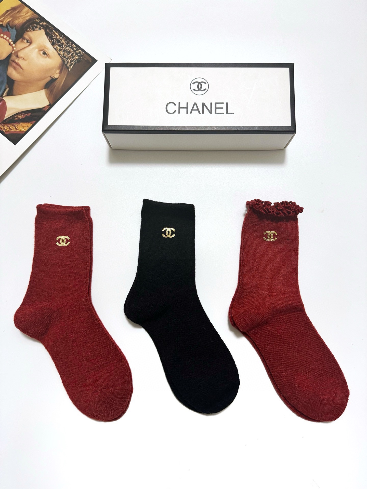 爆款回货 配包装 🌟【一盒3 双】 🌟Chanel 香奈儿 经典字母 logo羊毛 中筒袜 !超级软糯亲肤! 🌟in 爆款回货 配包装 🌟【一盒3 双】 🌟Chanel 香奈儿 经典字母 logo羊毛 中筒袜 !超级软糯亲肤! 🌟in