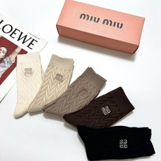 配包装 🌟【一盒5 双】 🌟缪缪 miumiu 经典刺绣字母logo 羊绒混纺中筒袜 ,软糯亲肤,ins超火爆配色 配包装 🌟【一盒5 双】 🌟缪缪 miumiu 经典刺绣字母logo 羊绒混纺中筒袜 ,软糯亲肤,ins超火爆配色