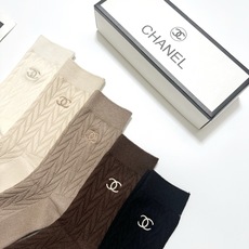 配包装 🌟【一盒5双】 🌟Chanel 香奈儿 经典字母 logo羊绒 中筒袜 !超级软糯亲肤! 🌟ins爆款!专柜在 配包装 🌟【一盒5双】 🌟Chanel 香奈儿 经典字母 logo羊绒 中筒袜 !超级软糯亲肤! 🌟ins爆款!专柜在