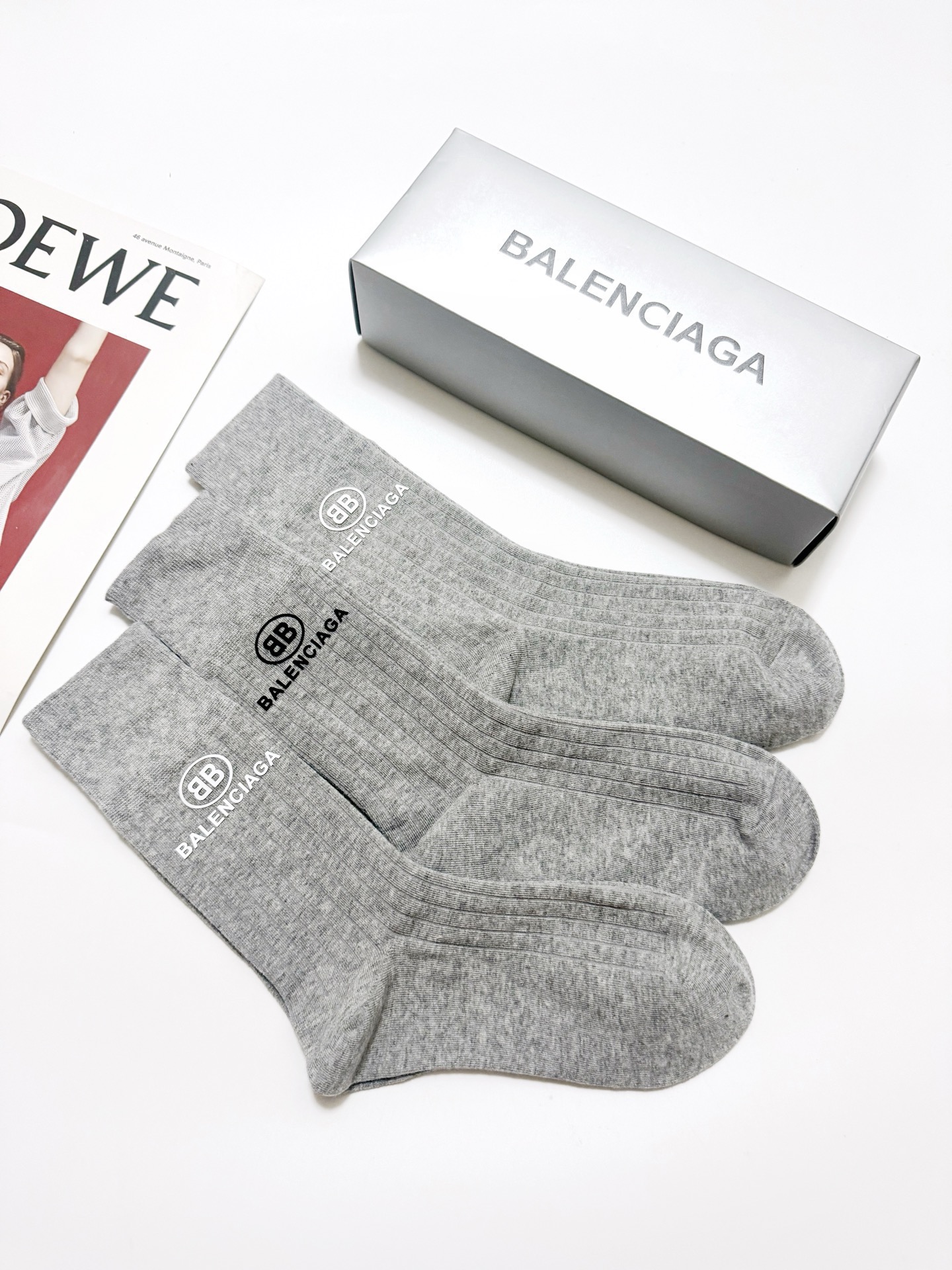 配包装 🌟【一盒3双】 🌟balenciaga 巴黎世家 经典字母logo 纯棉 中筒袜 ,软糯亲肤,ins超火爆 配包装 🌟【一盒3双】 🌟balenciaga 巴黎世家 经典字母logo 纯棉 中筒袜 ,软糯亲肤,ins超火爆