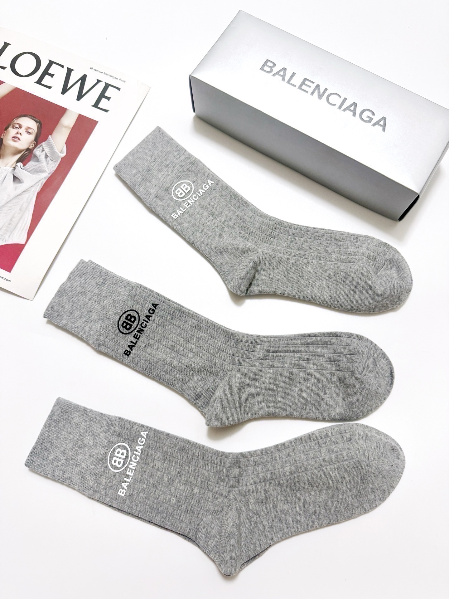 配包装 🌟【一盒3双】 🌟balenciaga 巴黎世家 经典字母logo 纯棉 中筒袜 ,软糯亲肤,ins超火爆 配包装 🌟【一盒3双】 🌟balenciaga 巴黎世家 经典字母logo 纯棉 中筒袜 ,软糯亲肤,ins超火爆
