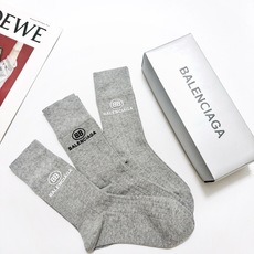 配包装 🌟【一盒3双】 🌟balenciaga 巴黎世家 经典字母logo 纯棉 中筒袜 ,软糯亲肤,ins超火爆 配包装 🌟【一盒3双】 🌟balenciaga 巴黎世家 经典字母logo 纯棉 中筒袜 ,软糯亲肤,ins超火爆