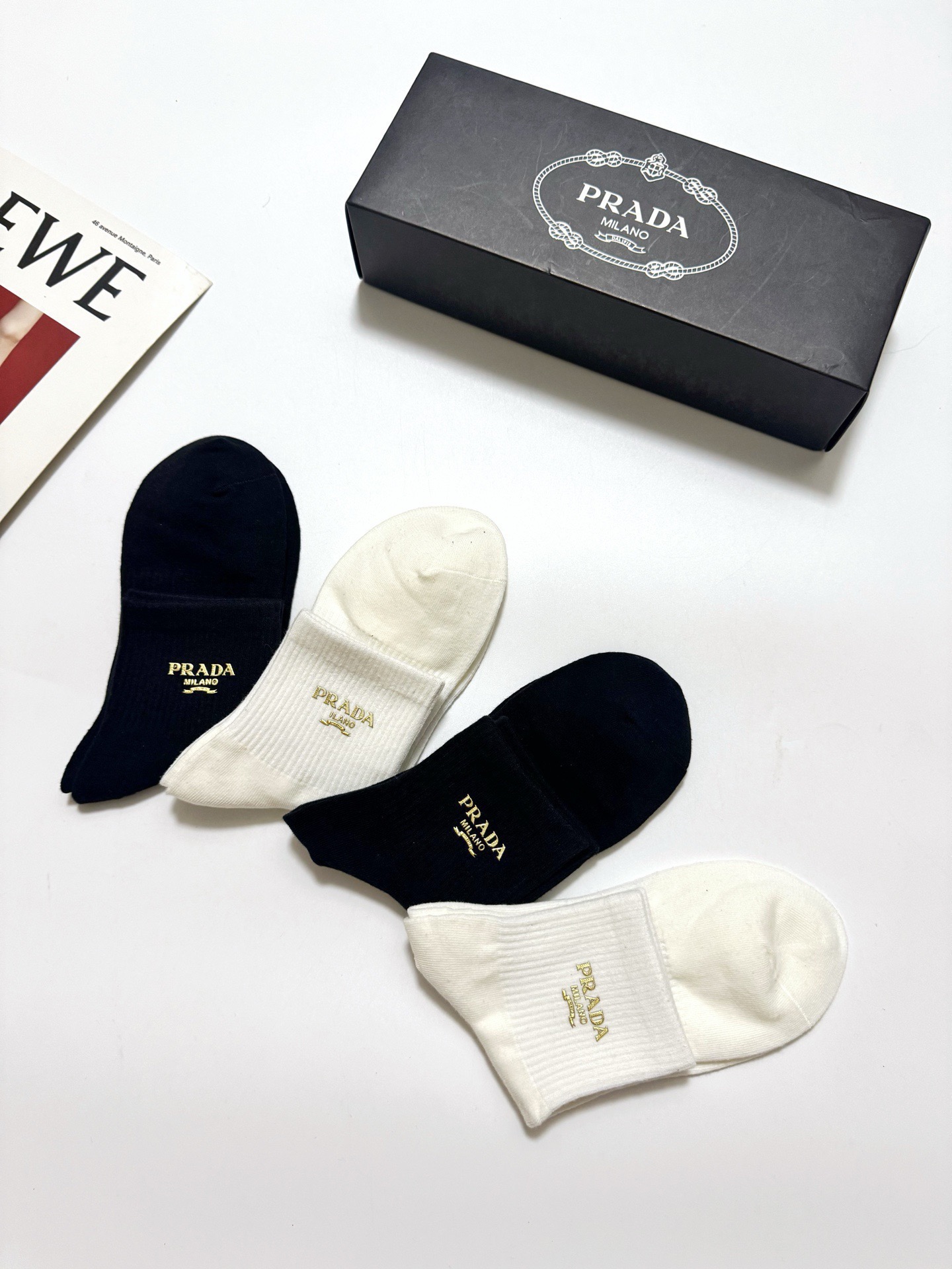配包装 🌟【一盒4 双】 🌟Prada 普拉达 经典字母logo 透气纯棉中筒袜 ,重工配饰,ins超火爆红人同款,精 配包装 🌟【一盒4 双】 🌟Prada 普拉达 经典字母logo 透气纯棉中筒袜 ,重工配饰,ins超火爆红人同款,精