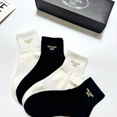 配包装 🌟【一盒4 双】 🌟Prada 普拉达 经典字母logo 透气纯棉中筒袜 ,重工配饰,ins超火爆红人同款,精 配包装 🌟【一盒4 双】 🌟Prada 普拉达 经典字母logo 透气纯棉中筒袜 ,重工配饰,ins超火爆红人同款,精
