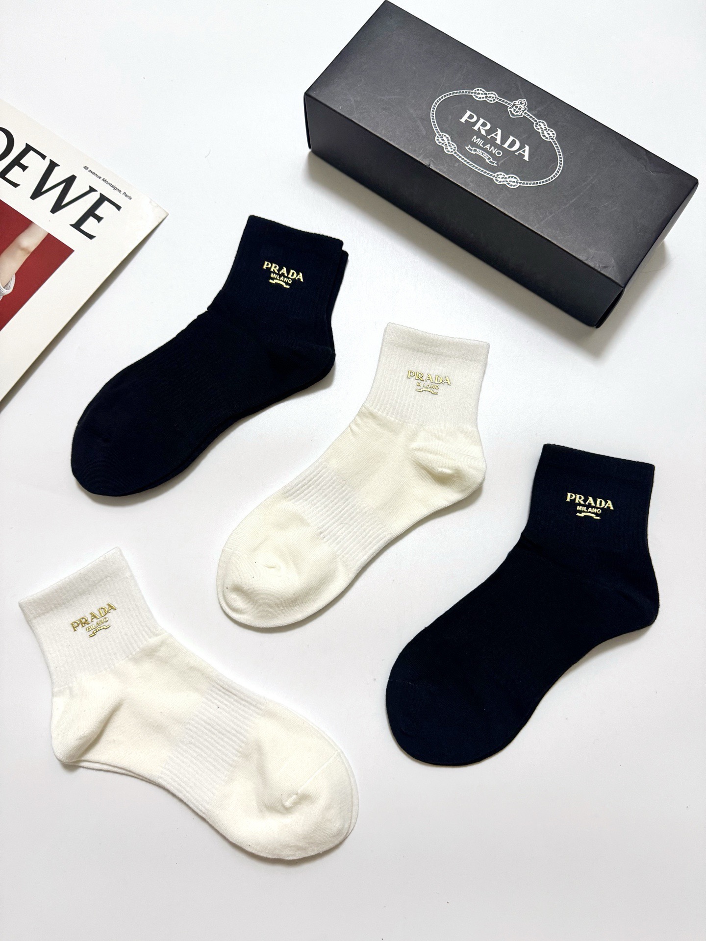 配包装 🌟【一盒4 双】 🌟Prada 普拉达 经典字母logo 透气纯棉中筒袜 ,重工配饰,ins超火爆红人同款,精 配包装 🌟【一盒4 双】 🌟Prada 普拉达 经典字母logo 透气纯棉中筒袜 ,重工配饰,ins超火爆红人同款,精