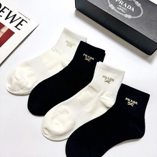 配包装 🌟【一盒4 双】 🌟Prada 普拉达 经典字母logo 透气纯棉中筒袜 ,重工配饰,ins超火爆红人同款,精 配包装 🌟【一盒4 双】 🌟Prada 普拉达 经典字母logo 透气纯棉中筒袜 ,重工配饰,ins超火爆红人同款,精