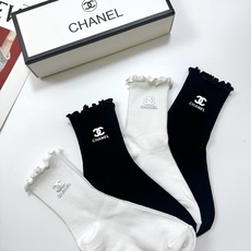 配包装 🌟【一盒4双】 🌟Chanel 香奈儿 经典纯色 字母logo 纯棉木耳边中筒袜 🌟ins爆款!专柜在售ing 配包装 🌟【一盒4双】 🌟Chanel 香奈儿 经典纯色 字母logo 纯棉木耳边中筒袜 🌟ins爆款!专柜在售ing