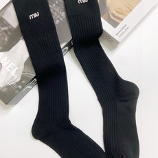 配包装 🌟【一盒一双】 🌟Miumiu 缪缪 经典字母logo纯棉长筒袜 小腿袜 🌟重工装饰个性时尚! 🌟ins爆款! 配包装 🌟【一盒一双】 🌟Miumiu 缪缪 经典字母logo纯棉长筒袜 小腿袜 🌟重工装饰个性时尚! 🌟ins爆款!