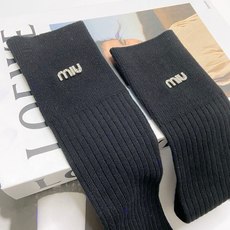 配包装 🌟【一盒一双】 🌟Miumiu 缪缪 经典字母logo纯棉长筒袜 小腿袜 🌟重工装饰个性时尚! 🌟ins爆款! 配包装 🌟【一盒一双】 🌟Miumiu 缪缪 经典字母logo纯棉长筒袜 小腿袜 🌟重工装饰个性时尚! 🌟ins爆款!