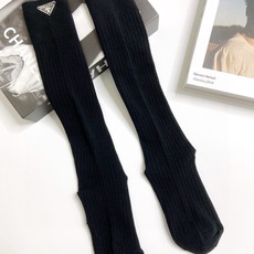配包装 🌟【一盒一双】 🌟Prada 普拉达 经典字母logo纯棉长筒袜 小腿袜 🌟重工装饰个性时尚 🌟ins爆款!专 配包装 🌟【一盒一双】 🌟Prada 普拉达 经典字母logo纯棉长筒袜 小腿袜 🌟重工装饰个性时尚 🌟ins爆款!专