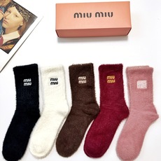 配包装 🌟【一盒5 双】 🌟缪缪 miumiu欧美大牌 经典字母 logo 水貂绒中筒袜 !超级软糯亲肤! 🌟ins爆 配包装 🌟【一盒5 双】 🌟缪缪 miumiu欧美大牌 经典字母 logo 水貂绒中筒袜 !超级软糯亲肤! 🌟ins爆