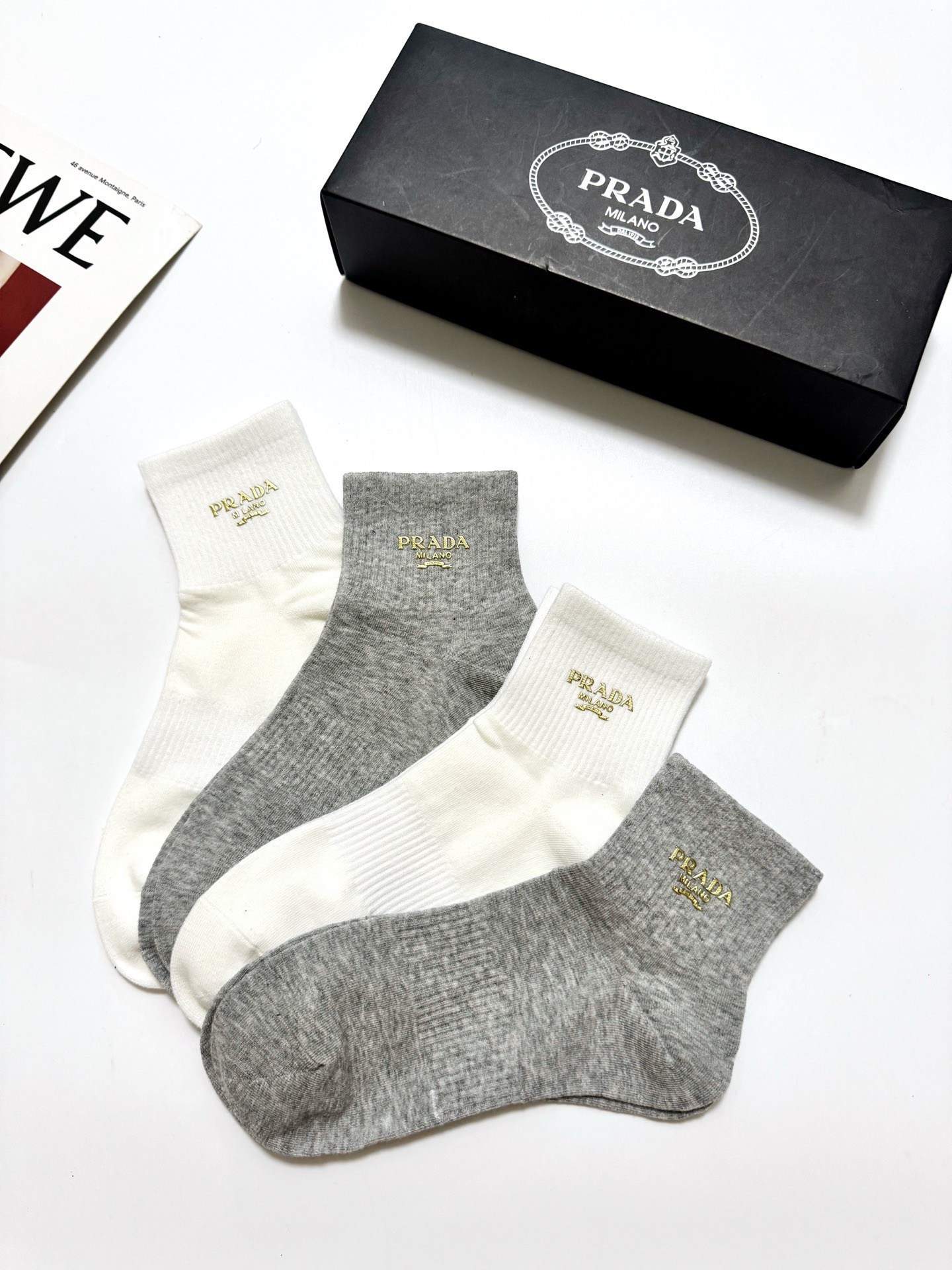 配包装 🌟【一盒4 双】 🌟Prada 普拉达 经典字母logo 透气纯棉中筒袜 ,重工配饰,ins超火爆红人同款,精 配包装 🌟【一盒4 双】 🌟Prada 普拉达 经典字母logo 透气纯棉中筒袜 ,重工配饰,ins超火爆红人同款,精