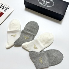 配包装 🌟【一盒4 双】 🌟Prada 普拉达 经典字母logo 透气纯棉中筒袜 ,重工配饰,ins超火爆红人同款,精 配包装 🌟【一盒4 双】 🌟Prada 普拉达 经典字母logo 透气纯棉中筒袜 ,重工配饰,ins超火爆红人同款,精