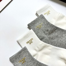 配包装 🌟【一盒4 双】 🌟Prada 普拉达 经典字母logo 透气纯棉中筒袜 ,重工配饰,ins超火爆红人同款,精 配包装 🌟【一盒4 双】 🌟Prada 普拉达 经典字母logo 透气纯棉中筒袜 ,重工配饰,ins超火爆红人同款,精