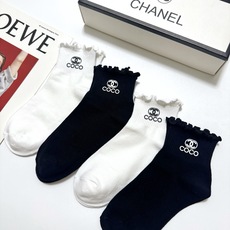 配包装 🌟【一盒4双】 🌟Chanel 香奈儿 经典字母logo 木耳边纯棉短筒袜经典纯色 🌟ins爆款!专柜在售ing 配包装 🌟【一盒4双】 🌟Chanel 香奈儿 经典字母logo 木耳边纯棉短筒袜经典纯色 🌟ins爆款!专柜在售ing