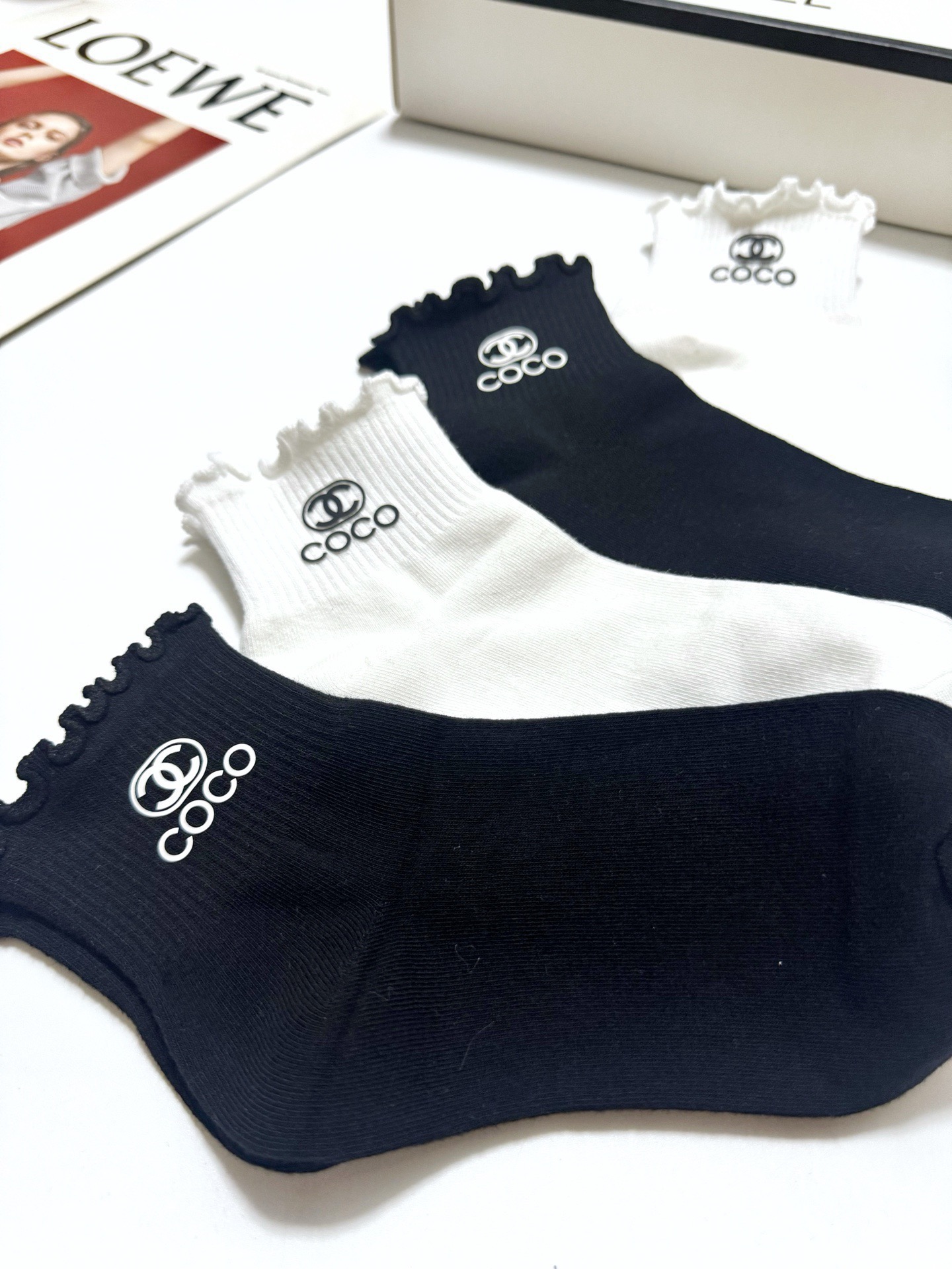 配包装 🌟【一盒4双】 🌟Chanel 香奈儿 经典字母logo 木耳边纯棉短筒袜经典纯色 🌟ins爆款!专柜在售ing 配包装 🌟【一盒4双】 🌟Chanel 香奈儿 经典字母logo 木耳边纯棉短筒袜经典纯色 🌟ins爆款!专柜在售ing